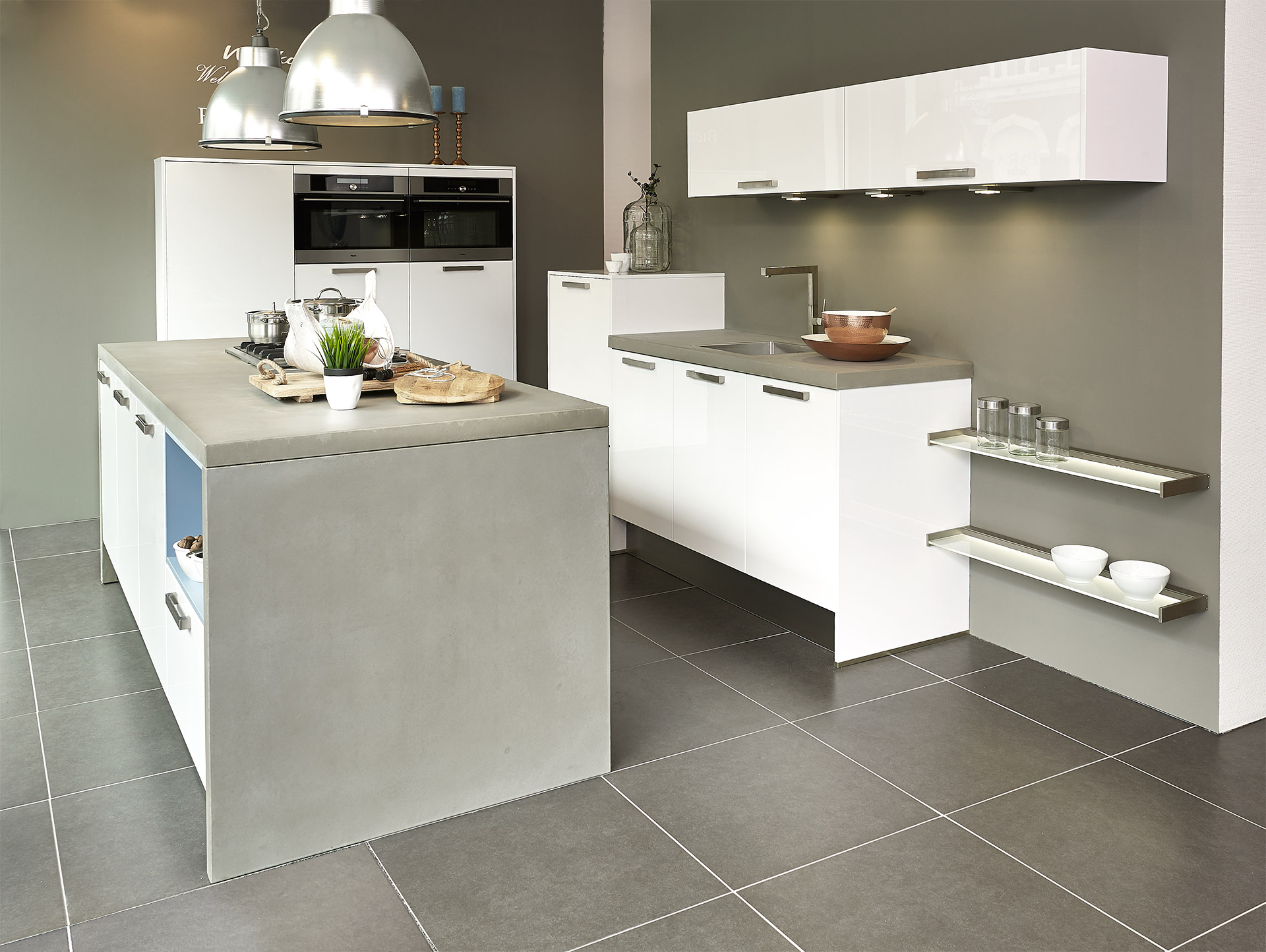 Montall Keukens, Van Coothplein 36, Breda heeft een assortiment keukens van zeer betaalbaar tot erg luxueus. De compacte organisatie staat garant voor korte lijnen en veel aandacht, waardoor deze keukenmensen er voor kunnen zorgen dat u exact de keuken krijgt die u voor ogen stond en er voor garant kunnen staan dat u nog vele jaren ongestoord keukenplezier heeft. Mocht u desondanks toch een klein probleem of een reparatie aan uw keuken hebben, dan zorgt het archief van Montall Keukens dat de gewenste onderdelen snel besteld en geleverd kunnen worden.