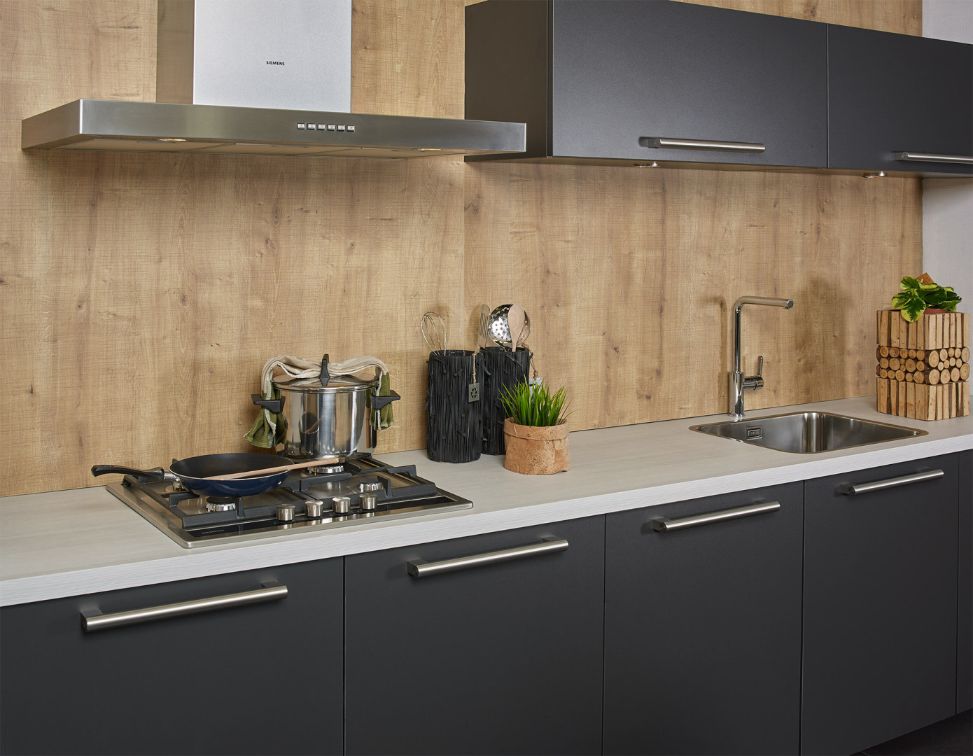 Montall Keukens, Van Coothplein 36, Breda heeft een assortiment keukens van zeer betaalbaar tot erg luxueus. De compacte organisatie staat garant voor korte lijnen en veel aandacht, waardoor deze keukenmensen er voor kunnen zorgen dat u exact de keuken krijgt die u voor ogen stond en er voor garant kunnen staan dat u nog vele jaren ongestoord keukenplezier heeft. Mocht u desondanks toch een klein probleem of een reparatie aan uw keuken hebben, dan zorgt het archief van Montall Keukens dat de gewenste onderdelen snel besteld en geleverd kunnen worden.