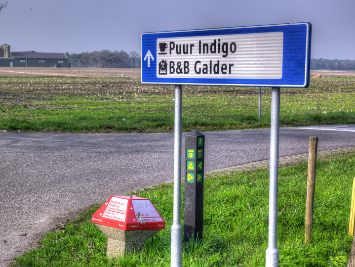 Puur Indigo,Bed&Breakfast Galder, is een nieuwetijdscentrum met een kristaladviescentrum, een heerlijke lichte, ruime praktijkruimte en een prettige Indigokamer die oneindig veel mogelijkheden biedt. Bij mooi weer kunt u neerstrijken op het fijne terras naast de oude bomen. Puur Indigo is de plek om de lekkerste warme choco of verfijnde thee te drinken, maar iets anders kan natuurlijk ook.
Puur Indigo ligt in het landelijke gebied De Balleman, net onder Breda, tegen de grens met België. Het centrum is gevestigd in een gerenoveerde boerenschuur die een ontspannen sfeer uitstraalt. Een uitnodigende locatie, of u nu in uw eentje voor een kop thee komt of een workshop organiseert voor een hele groep.
Petrula en Herwig Jansen zorgen voor een aangename sfeer, waardoor u graag weer terug komt voor een drankje, een massage of voor een cadeautje dat u met liefde geeft. Puur Indigo brengt u op ideeën.