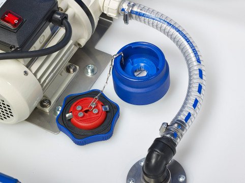 Greenchem brengt een aantal oplaag-en tanksystemen op de markt voor haar product 'Ad Blue 4 You'. Deze beelden zijn gemaakt bij een van haar leveranciers waar een tijdelijke studio is gecreëerd om een en ander zo helder mogelijk te fotograferen.