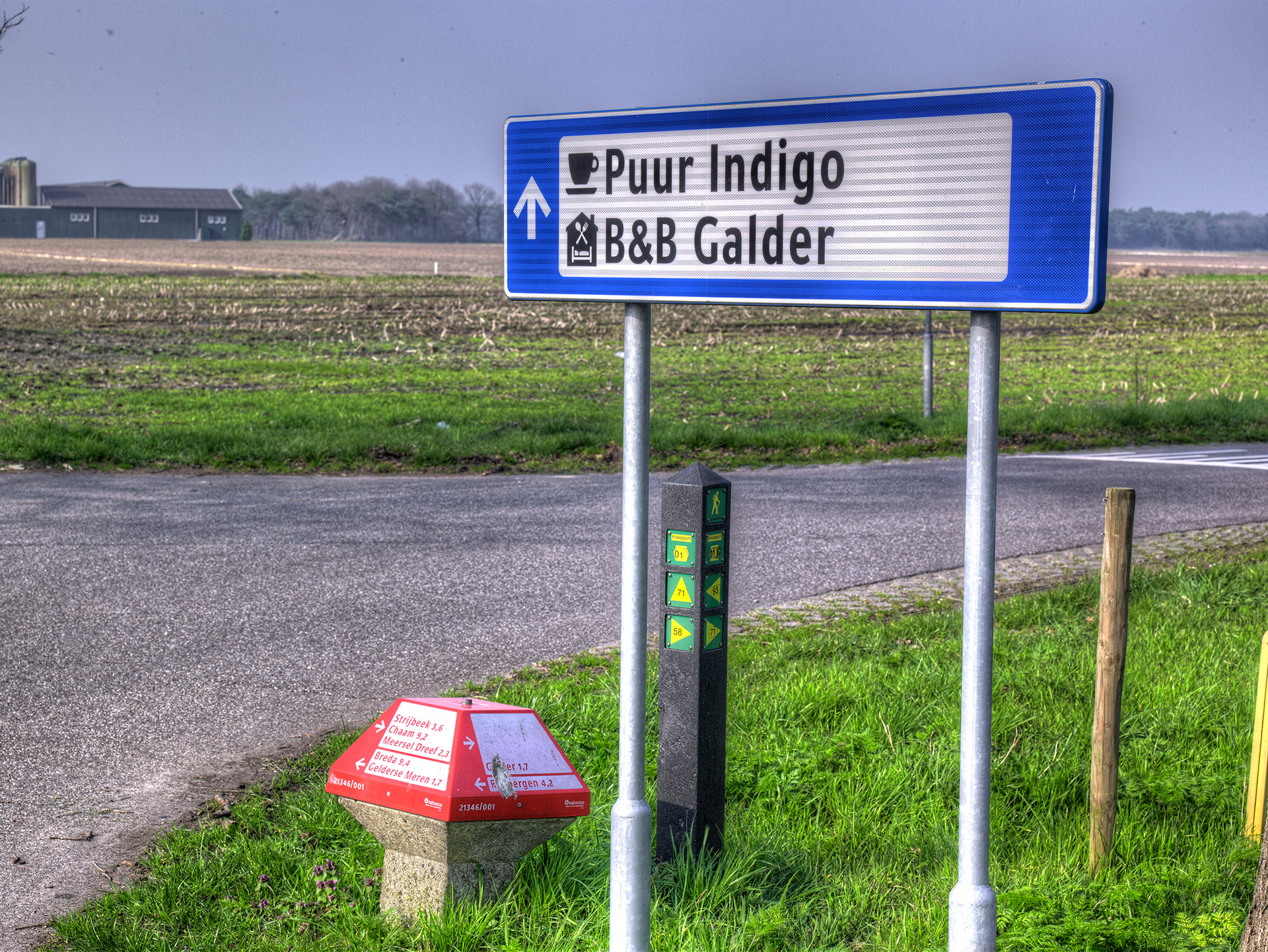 Puur Indigo,Bed&Breakfast Galder, is een nieuwetijdscentrum met een kristaladviescentrum, een heerlijke lichte, ruime praktijkruimte en een prettige Indigokamer die oneindig veel mogelijkheden biedt. Bij mooi weer kunt u neerstrijken op het fijne terras naast de oude bomen. Puur Indigo is de plek om de lekkerste warme choco of verfijnde thee te drinken, maar iets anders kan natuurlijk ook.
Puur Indigo ligt in het landelijke gebied De Balleman, net onder Breda, tegen de grens met België. Het centrum is gevestigd in een gerenoveerde boerenschuur die een ontspannen sfeer uitstraalt. Een uitnodigende locatie, of u nu in uw eentje voor een kop thee komt of een workshop organiseert voor een hele groep.
Petrula en Herwig Jansen zorgen voor een aangename sfeer, waardoor u graag weer terug komt voor een drankje, een massage of voor een cadeautje dat u met liefde geeft. Puur Indigo brengt u op ideeën.