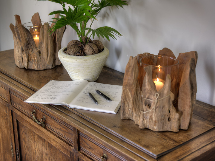 Puur Indigo,Bed&Breakfast Galder, is een nieuwetijdscentrum met een kristaladviescentrum, een heerlijke lichte, ruime praktijkruimte en een prettige Indigokamer die oneindig veel mogelijkheden biedt. Bij mooi weer kunt u neerstrijken op het fijne terras naast de oude bomen. Puur Indigo is de plek om de lekkerste warme choco of verfijnde thee te drinken, maar iets anders kan natuurlijk ook.
Puur Indigo ligt in het landelijke gebied De Balleman, net onder Breda, tegen de grens met België. Het centrum is gevestigd in een gerenoveerde boerenschuur die een ontspannen sfeer uitstraalt. Een uitnodigende locatie, of u nu in uw eentje voor een kop thee komt of een workshop organiseert voor een hele groep.
Petrula en Herwig Jansen zorgen voor een aangename sfeer, waardoor u graag weer terug komt voor een drankje, een massage of voor een cadeautje dat u met liefde geeft. Puur Indigo brengt u op ideeën.