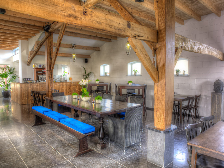 Puur Indigo,Bed&Breakfast Galder, is een nieuwetijdscentrum met een kristaladviescentrum, een heerlijke lichte, ruime praktijkruimte en een prettige Indigokamer die oneindig veel mogelijkheden biedt. Bij mooi weer kunt u neerstrijken op het fijne terras naast de oude bomen. Puur Indigo is de plek om de lekkerste warme choco of verfijnde thee te drinken, maar iets anders kan natuurlijk ook.
Puur Indigo ligt in het landelijke gebied De Balleman, net onder Breda, tegen de grens met België. Het centrum is gevestigd in een gerenoveerde boerenschuur die een ontspannen sfeer uitstraalt. Een uitnodigende locatie, of u nu in uw eentje voor een kop thee komt of een workshop organiseert voor een hele groep.
Petrula en Herwig Jansen zorgen voor een aangename sfeer, waardoor u graag weer terug komt voor een drankje, een massage of voor een cadeautje dat u met liefde geeft. Puur Indigo brengt u op ideeën.