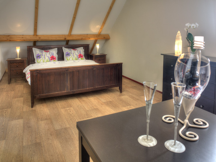 Puur Indigo,Bed&Breakfast Galder, is een nieuwetijdscentrum met een kristaladviescentrum, een heerlijke lichte, ruime praktijkruimte en een prettige Indigokamer die oneindig veel mogelijkheden biedt. Bij mooi weer kunt u neerstrijken op het fijne terras naast de oude bomen. Puur Indigo is de plek om de lekkerste warme choco of verfijnde thee te drinken, maar iets anders kan natuurlijk ook.
Puur Indigo ligt in het landelijke gebied De Balleman, net onder Breda, tegen de grens met België. Het centrum is gevestigd in een gerenoveerde boerenschuur die een ontspannen sfeer uitstraalt. Een uitnodigende locatie, of u nu in uw eentje voor een kop thee komt of een workshop organiseert voor een hele groep.
Petrula en Herwig Jansen zorgen voor een aangename sfeer, waardoor u graag weer terug komt voor een drankje, een massage of voor een cadeautje dat u met liefde geeft. Puur Indigo brengt u op ideeën.