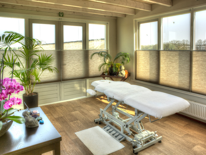 Puur Indigo,Bed&Breakfast Galder, is een nieuwetijdscentrum met een kristaladviescentrum, een heerlijke lichte, ruime praktijkruimte en een prettige Indigokamer die oneindig veel mogelijkheden biedt. Bij mooi weer kunt u neerstrijken op het fijne terras naast de oude bomen. Puur Indigo is de plek om de lekkerste warme choco of verfijnde thee te drinken, maar iets anders kan natuurlijk ook.
Puur Indigo ligt in het landelijke gebied De Balleman, net onder Breda, tegen de grens met België. Het centrum is gevestigd in een gerenoveerde boerenschuur die een ontspannen sfeer uitstraalt. Een uitnodigende locatie, of u nu in uw eentje voor een kop thee komt of een workshop organiseert voor een hele groep.
Petrula en Herwig Jansen zorgen voor een aangename sfeer, waardoor u graag weer terug komt voor een drankje, een massage of voor een cadeautje dat u met liefde geeft. Puur Indigo brengt u op ideeën.
