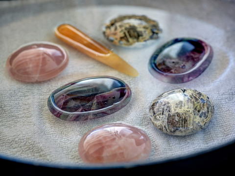 Puur Indigo,Bed&Breakfast Galder, is een nieuwetijdscentrum met een kristaladviescentrum, een heerlijke lichte, ruime praktijkruimte en een prettige Indigokamer die oneindig veel mogelijkheden biedt. Bij mooi weer kunt u neerstrijken op het fijne terras naast de oude bomen. Puur Indigo is de plek om de lekkerste warme choco of verfijnde thee te drinken, maar iets anders kan natuurlijk ook.
Puur Indigo ligt in het landelijke gebied De Balleman, net onder Breda, tegen de grens met België. Het centrum is gevestigd in een gerenoveerde boerenschuur die een ontspannen sfeer uitstraalt. Een uitnodigende locatie, of u nu in uw eentje voor een kop thee komt of een workshop organiseert voor een hele groep.
Petrula en Herwig Jansen zorgen voor een aangename sfeer, waardoor u graag weer terug komt voor een drankje, een massage of voor een cadeautje dat u met liefde geeft. Puur Indigo brengt u op ideeën.